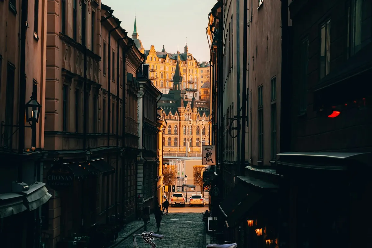 Silver copper step-through ebike in Stockholm old town – Zenith urban ebike